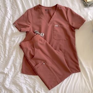 catarina and kade figs scrub in mauve color